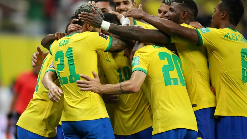 Fotografija: Tudi petkratnim svetovnim prvakom Brazilcem zamisel o izvedbi svetovnega prvenstva na vsaki dve leti ne diši. FOTO: Ricardo Moraes/Reuters