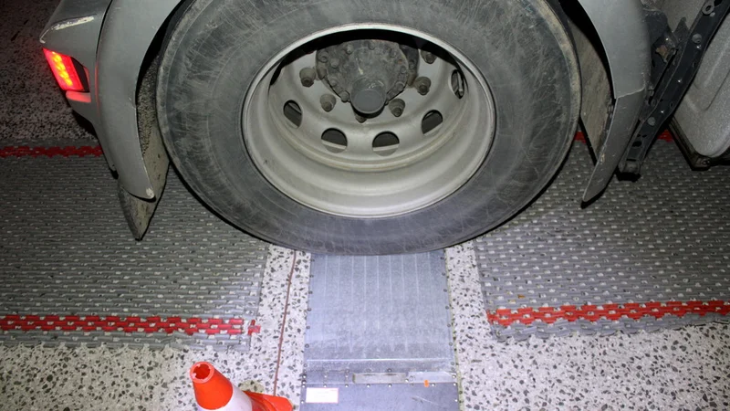 Druga pogonska os vlečnega vozila je bila obremenjena s kar 16.600 kilogrami od dovoljenih 11.500 kilogramov. FOTO: Policija
