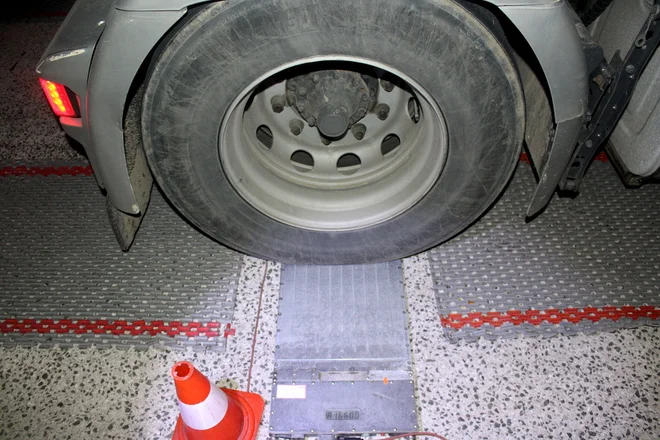 Druga pogonska os vlečnega vozila je bila obremenjena s kar 16.600 kilogrami od dovoljenih 11.500 kilogramov. FOTO: Policija
