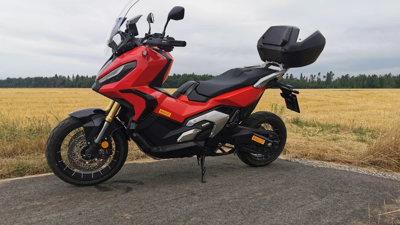 Fotografija: Bočna linija motocikla z visokim sredinskim grebenom FOTO: Jan J. Lieven