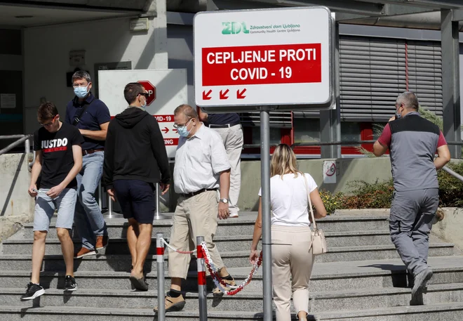 Epidemija se bo zaradi zelo nalezljivega virusa končala tudi pri nas, vsak si bo s cepljenjem ali okužbo v svojem imunskem spominu vtisnil izkušnjo virusa. FOTO: Matej Družnik/Delo
