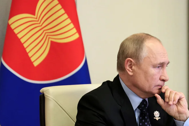 Ruski predsednik Vladimir Putin je dejal, da zakon veča transparentnost, oznaka pa da zgolj obvešča, da je medij prejemal tuja finančna sredstva, na njegovo delovanje pa ne vpliva. FOTO:&nbsp;Evgeny Paulin/AFP
