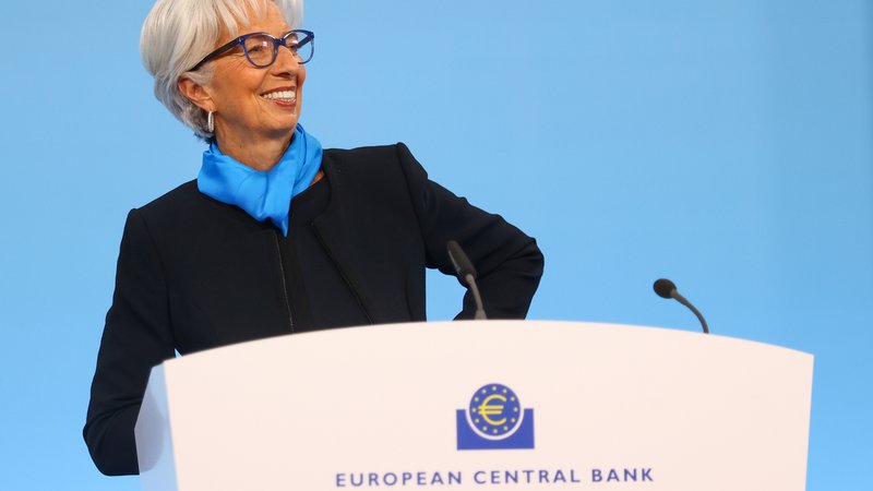 Fotografija: ECB, ki jo vodi Christine Lagarde, je ocenila, da se bo učinek skoka cen surovin umiril šele konec prihodnjega leta, kar pomeni, da se bodo visoke cene surovin ohranile. Foto Kai Pfaffenbach/Reuters
