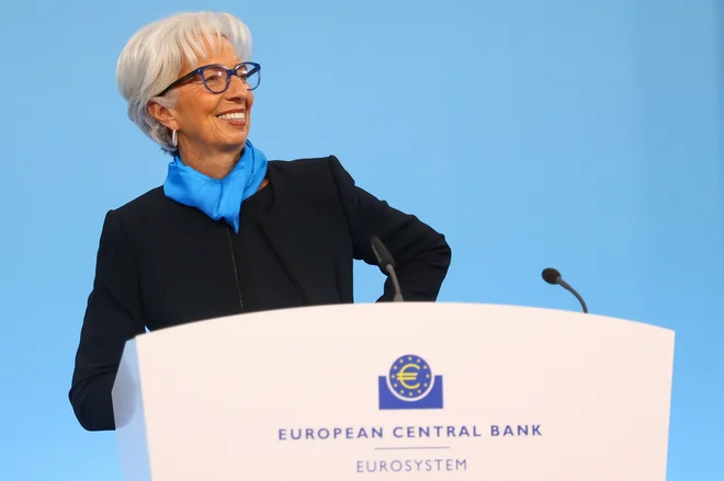 ECB, ki jo vodi Christine Lagarde, je ocenila, da se bo učinek skoka cen surovin umiril šele konec prihodnjega leta, kar pomeni, da se bodo visoke cene surovin ohranile. Foto Kai Pfaffenbach/Reuters