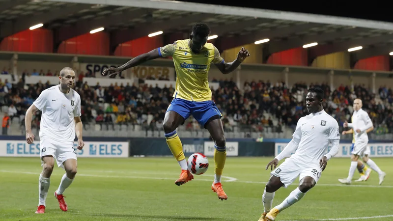 Fotografija: Koprčani so se po ligaškem porazu proti Olimpiji hitro pobrali in se oddolžili v četrtfinalu pokalnega tekmovanja. Postavni napadalec Lamin Colley je ljubljanskim branilcem povzročal veliko težav. FOTO: Leon Vidic/Delo