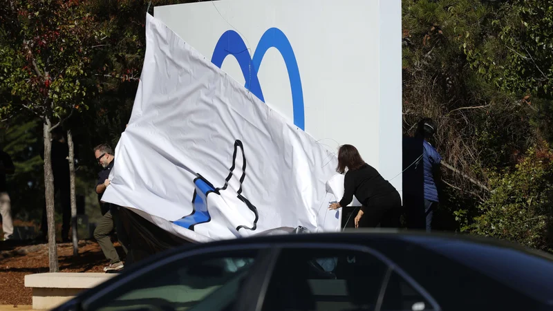 Fotografija: Menjava loga tehnološkega giganta. FOTO: Justin Sullivan/AFP
