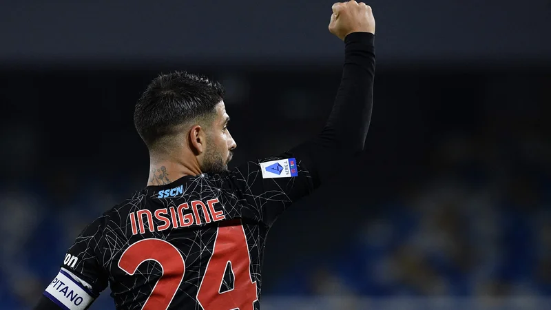 Fotografija: Na štadionu Diega Maradone so navijači skupaj s kapetanom Lorenzom Insignejem lahko proslavili novo zmago. FOTO: Filippo Monteforte/AFP
