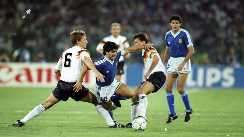 Fotografija: Diego Maradona med finalom svetovnega prvenstva 1990. FOTO:  Reuters
