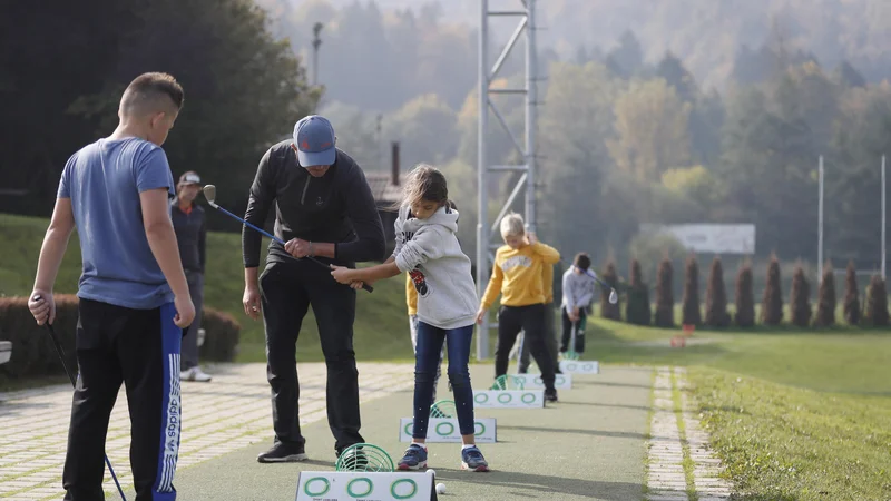 Fotografija: V GK Racman vzgajajo približno 80 mladih golfistov.FOTO: Leon Vidic/Delo