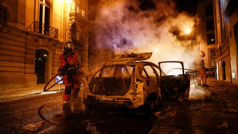 Fotografija: V resnici ne gasijo nič več električnih avtomobilov kot bencinskih in dizelskih. FOTO: Samir Al Dumi/AFP
