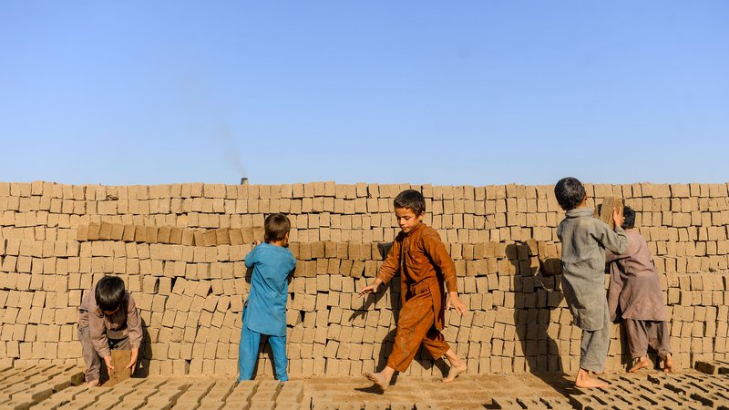Fotografija: Po podatkih evropskega parlamenta dela na svetu 152 milijonov otrok, in čeprav vseh nimajo za sužnje, jih polovica dela v nevarnih razmerah. FOTO: Hoshang Hashimi/AFP
