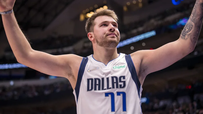 Fotografija: Prvi zvezdnik Dallasa Luka Dončić je moral spodbujati tudi 19.228 gledalcev v dvorani American Airlines po slabi uvodni četrtini. FOTO: Jerome Miron/Usa Today Sports
