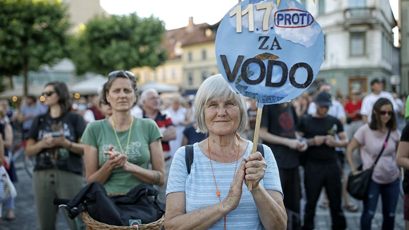 Fotografija: Protivladni protest pred referendumom
o vodi, julija 2021 FOTO: Blaž Samec
