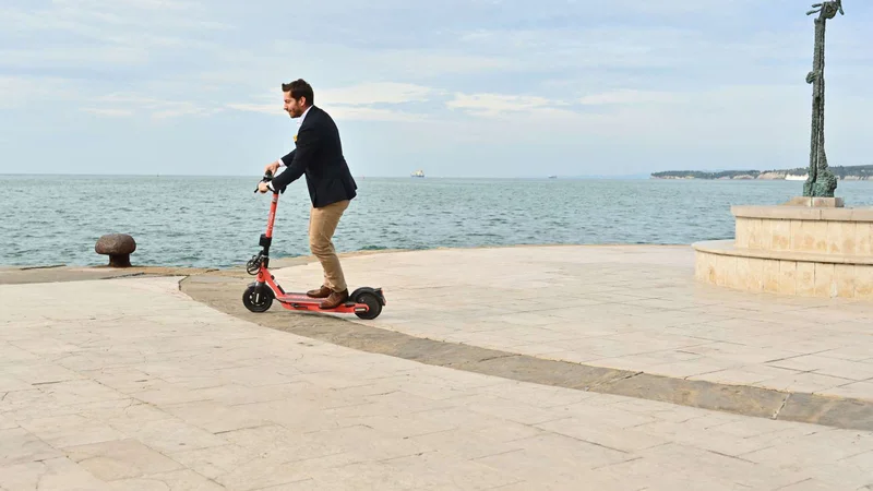 Fotografija: Oblika hitrejše, cenejše in do okolja prijazne mobilnosti so tudi električni skiroji GoGiro, mreža teh je postavljena v večjih mestih. Mark Boris Andrijanič jih je preizkusil med vladnim obiskom na Obali. FOTO: Tamino Petelinšek/STA
