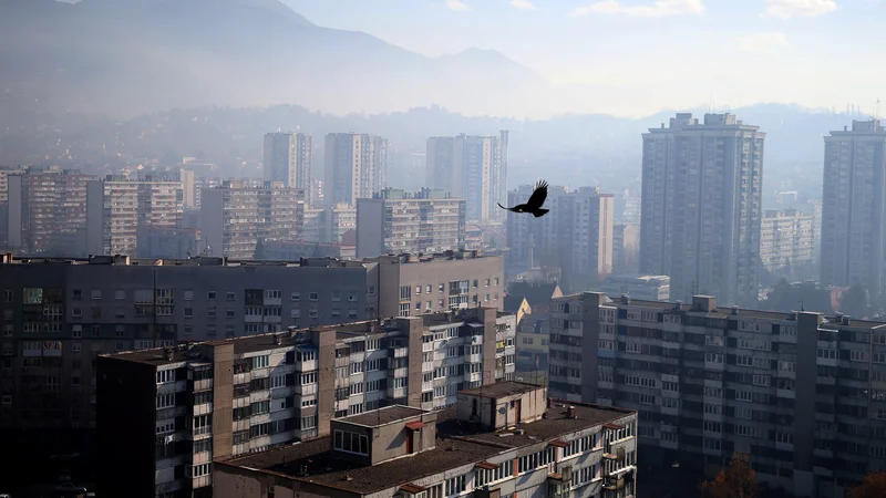 Fotografija: K mrakobnemu vzdušju v Sarajevu te dni poleg tradicionalno nadležnega smoga močno prispeva tudi huda politična kriza. FOTO: Dado Ruvic/Reuters