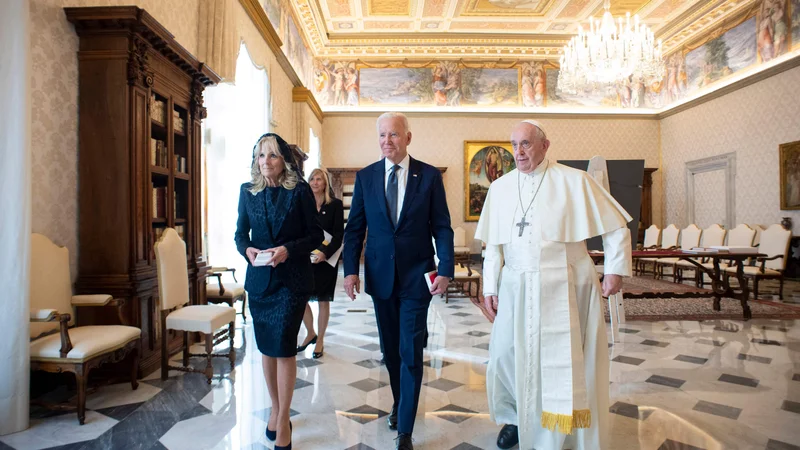 Fotografija: Joeja Bidna, ki je šele drugi katoliški predsednik v zgodovini ZDA, je v Vatikanu spremljala njegova soproga Jill. FOTO: AFP