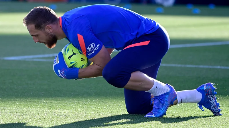 Fotografija: Vratar Jan Oblak bo sprejel velik izziv v tekmi Atletica z Betisom. FOTO: Javier Soriano/AFP
