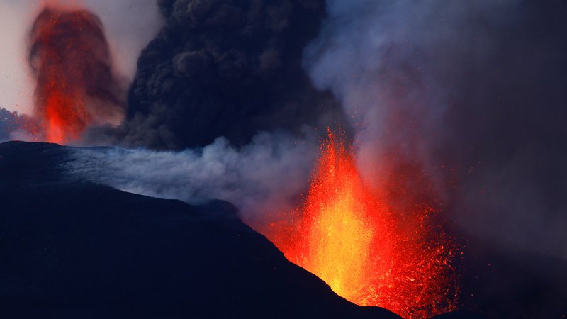 Fotografija: Španci bi bombradirali vulkan. FOTO: Borja Suarez/Reuters
