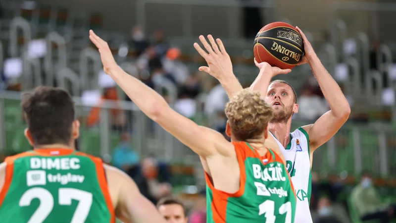 Fotografija: Luko Lapornika in njegove novomeške soigralce čaka težko delo z Derbyjem. FOTO: ABA