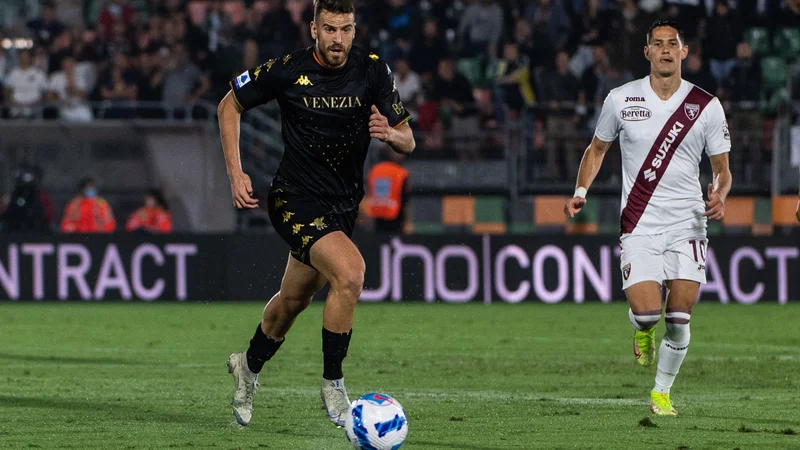 Fotografija: Domen Črnigoj (levo) v črnem dresu beneškega moštva, ki je postal ena največjih italijanskih in tudi svetovnih spletnih senzacij. FOTO: Venezia F. C.