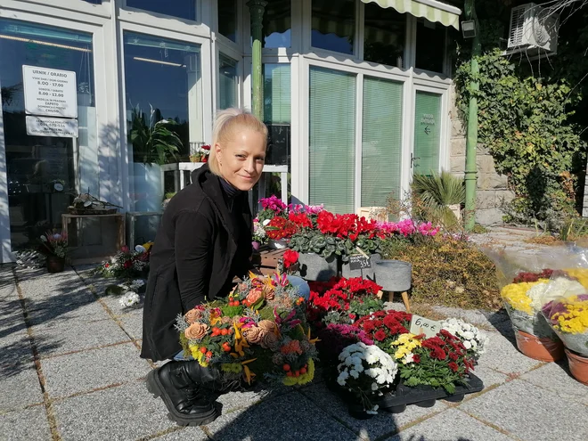 Cvetličarka Živa Kuralt je za aranžiranje ikebane, ki jo ima v rokah, potrebovala celo uro. FOTO: Nataša Čepar/Delo
