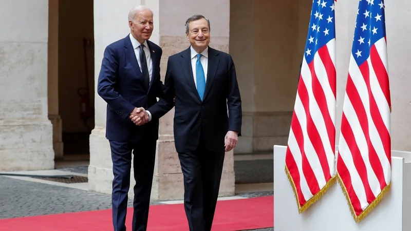 Fotografija: Ameriški predsednik Joe Biden in gostitelj vrha, italijanski premier Mario Draghi FOTO: Remo Casilli/Reuters