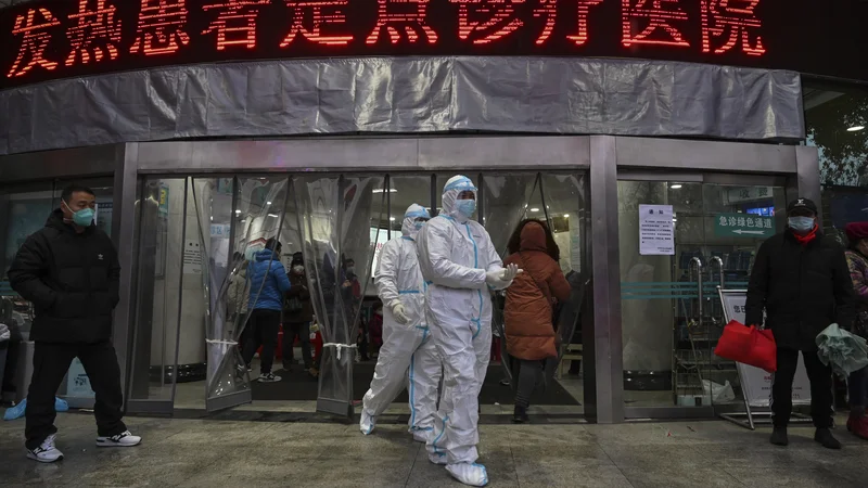 Fotografija: Štiri agencije so »z nizkim prepričanjem« zaključile, da je virus preskočil z živali na človeka, ena s srednjo, da je rezultat laboratorijskega incidenta. FOTO: Hector Retamal/Afp