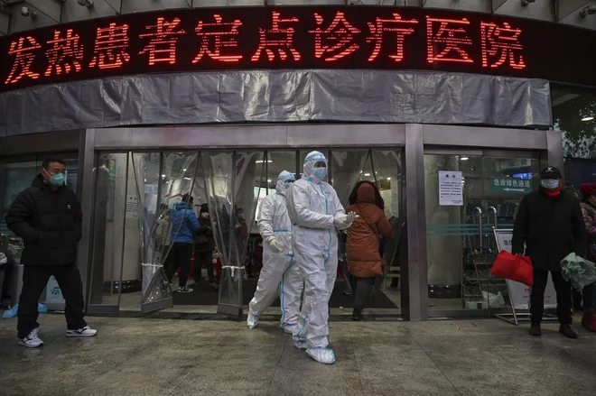 Štiri agencije so &raquo;z nizkim prepričanjem&laquo; zaključile, da je virus preskočil z živali na človeka, ena s srednjo, da je rezultat laboratorijskega incidenta. FOTO: Hector Retamal/Afp
