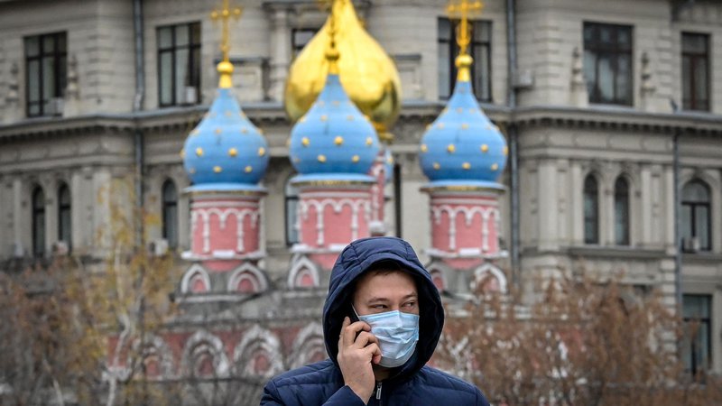 Fotografija: Ta teden so v Rusiji začeli veljati strožji ukrepi za preprečitev širjenja okužb. FOTO: Yuri Kadobnov/Afp
