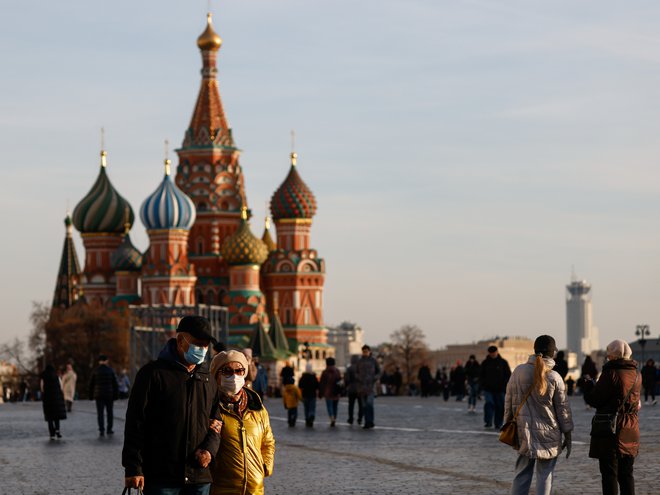 Število okuženih se je septembra v Rusiji naglo povečalo. FOTO: Evgenia Novozhenina/Reuters
