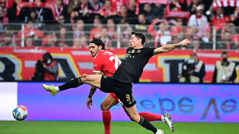 Fotografija: Robert Lewandowski je obogatil svojo strelsko statistiko. FOTO: Tobias Schwarz/AFP