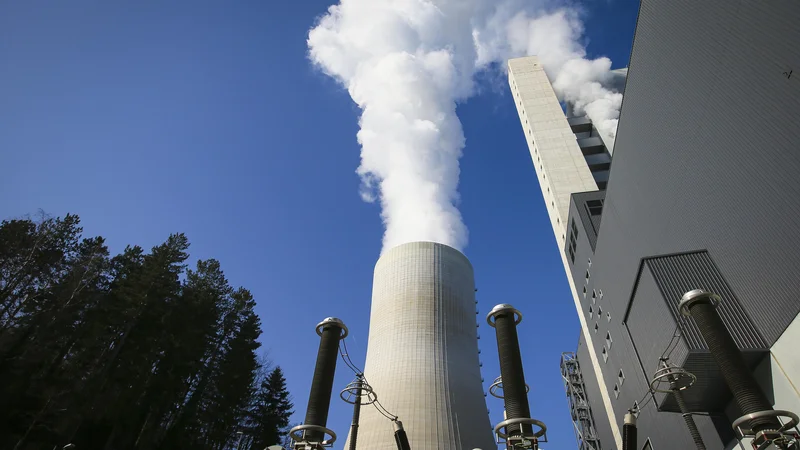 Fotografija: Največ CO2 pri nas v ozračje oddata proizvodnja elektrike in toplote. FOTO: Jože Suhadolnik