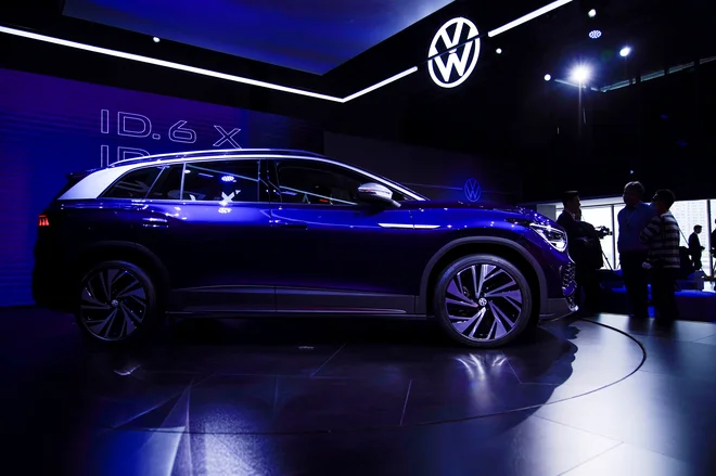 Glavna tovarna VW v Wolfsburgu trenutno deluje v omejenem obsegu. FOTO: Aly Song/Reuters