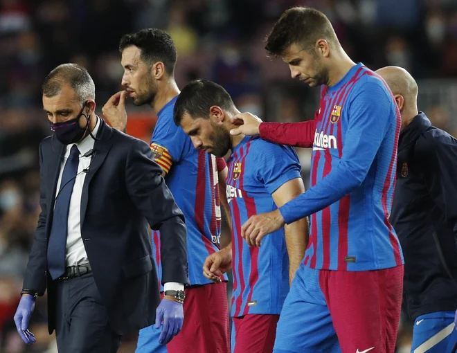 Sergia Agüera sta pospremila z igrišča soigralca Sergio Busquets in Gerard Pique. FOTO: Albert Gea/Reuters
