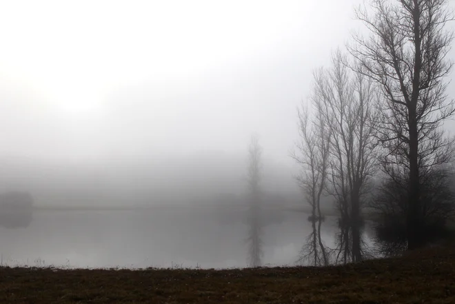 Malo Zagorsko jezero v jutranjih meglicah, ki ga nisva videla. FOTO: Javornik Dejan
