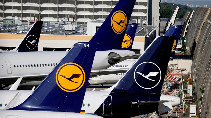 Fotografija: Največje število tedenskih letov z ljubljanskega letališča bo v zimski sezoni ponujala Lufthansa. FOTO: Kai Pfaffenbach/Reuters
