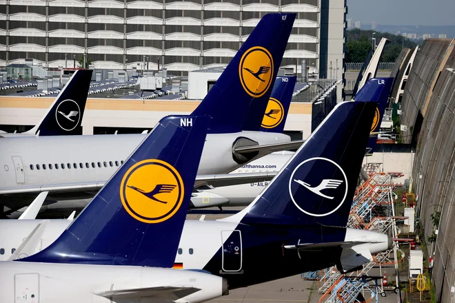 Največje število tedenskih letov z ljubljanskega letališča bo v zimski sezoni ponujala Lufthansa. FOTO: Kai Pfaffenbach/Reuters
