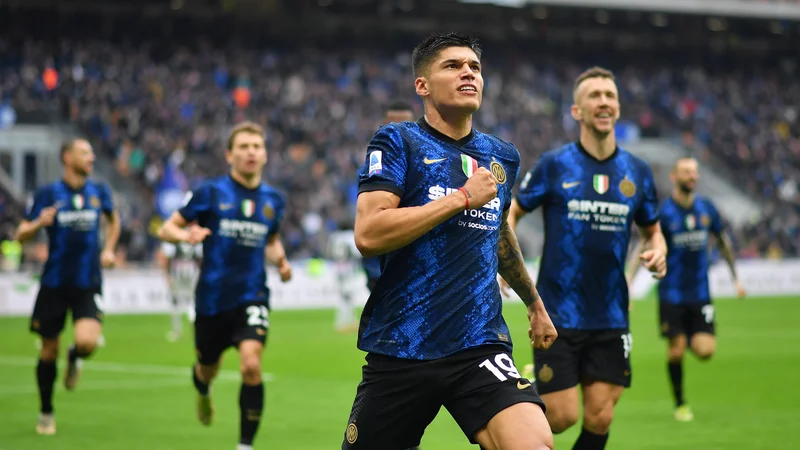 Fotografija: Joaquin Correa (v ospredju) je dvakrat premagal vratarja Udineseja. FOTO: Daniele Mascolo/Reuters