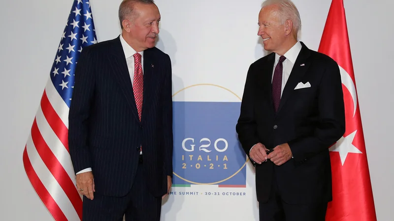 Fotografija: Ameriški predsednik Joe Biden (desno) in njegov turški kolega Recep Tayyip Erdogan sta se v Rimu dogovorila o izboljšanju odnosov med državama. FOTO: Murat Cetin Muhurdar/AFP