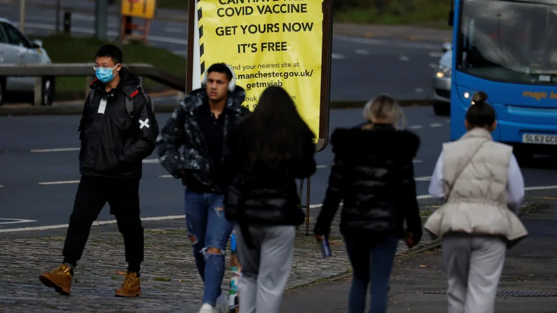 Fotografija: Angleške besede, ki se nanašajo na cepivo, so se med pandemijo razbohotile; med izpeljankami izpostavljajo double-vaxxed, cepljen z dvema odmerkoma, unvaxxed, necepljen, in anti-vaxxer, proticepilec. FOTO: Phil Noble/Reuters