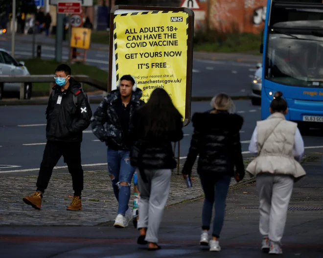 Angleške besede, ki se nanašajo na cepivo, so se med pandemijo razbohotile; med izpeljankami izpostavljajo&nbsp;double-vaxxed, cepljen z dvema odmerkoma,&nbsp;unvaxxed, necepljen,&nbsp;in anti-vaxxer, proticepilec. FOTO: Phil Noble/Reuters
