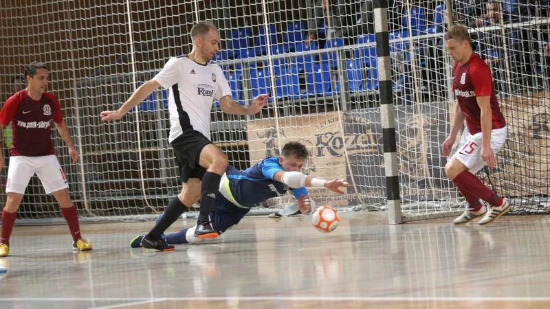 Fotografija: Kristjan Čujec je bil s tremi goli prvi strelec Dobovca na turnirju v Podčetrtku. FOTO: Drago Perko
