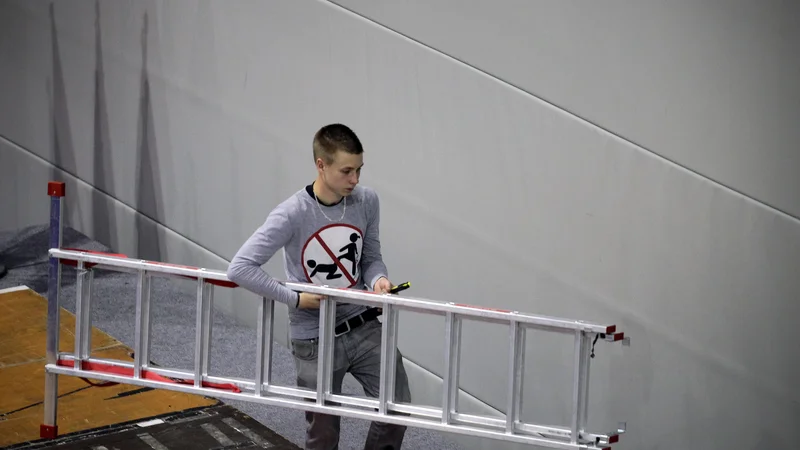 Fotografija: Pod etiketo skrbi za manjšino (in pod geslom boja proti fašizmu) je potekal »transfer sredstev v finančno podzemlje vzporedne ekonomije«. FOTO: Blaž Samec/Delo
