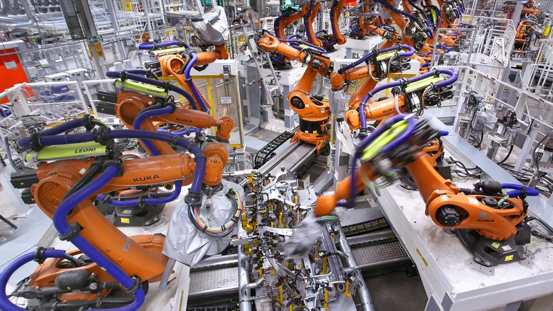 Fotografija: Industrijska politika Nemčije se osredotoča predvsem na e-mobilnost, digitalizacijo, sodobno telemedicino in nove energetske vire. Na fotografiji roboti sestavljajo Volkswagnov električni avtomobil ID.3. FOTO: Ronny Hartmann/AFP