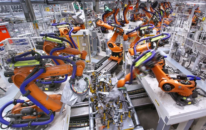 Industrijska politika Nemčije se osredotoča predvsem na e-mobilnost, digitalizacijo, sodobno telemedicino in nove energetske vire. Na fotografiji roboti sestavljajo Volkswagnov električni avtomobil ID.3. FOTO: Ronny Hartmann/AFP