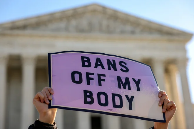 Glede teksaškega zakona tožniki trdijo, da je v nasprotju z ustavo glede na presedan vrhovnega sodišča z odločitvijo v primeru Roe proti Wade iz leta 1973. FOTO: Evelyn Hockstein/Reuters
