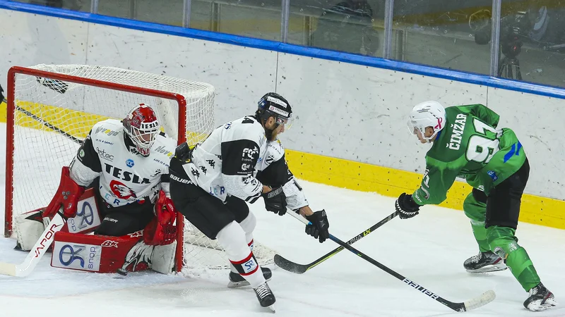 Fotografija: Olimpijin bojevit in napadalen hokej povzroča tekmecem v ICEHL veliko težav. FOTO: Jože Suhadolnik/Delo