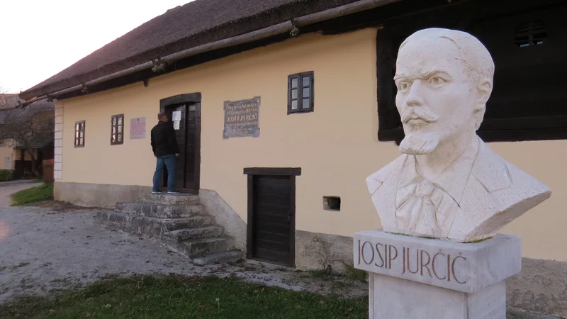 Fotografija: Domačija Josipa Jurčiča je pravi muzej na prostem, v katerega so vtkane zgodbe o vsakdanjem življenju kmečkega prebivalstva. FOTO: Bojan Rajšek/Delo