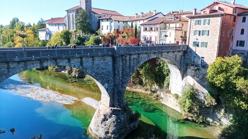 Fotografija: Skozi Čedad teče bistra Nadiža, čeznjo pa se bohoti največja mestna znamenitost, Hudičev most. FOTO: Mitja Felc/Delo