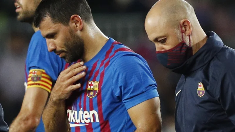 Fotografija: Argentinski nogometni zvezdnik Sergio Agüero bo počival najmanj tri mesece, potem ko so zdravniki odkrili, da ima motnjo srčnega utripa. FOTO: Albert Gea Reuters